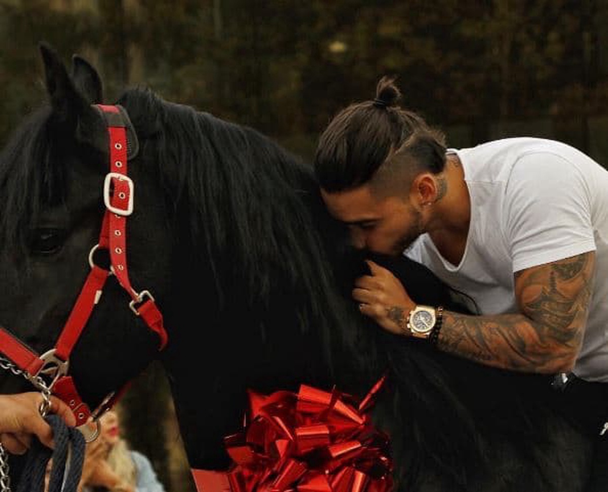 Resultado de imagen para el cantante maluma recibe un caballo