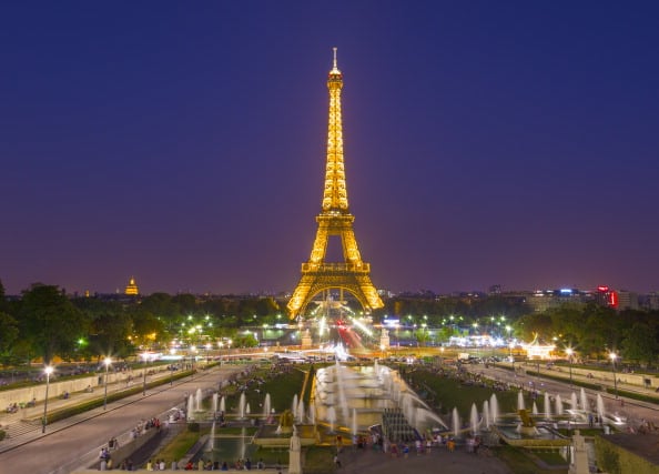 Featured image of post Foto Torre Eiffel De Noche - Distribuir fotografías de la torre eiffel iluminada por la noche es una violación de los derechos de autor del artista. de hecho, en la sección de preguntas frecuentes de la société d&#039;exploitation de la tour eiffel (la compañía que posee y opera la torre) dice: