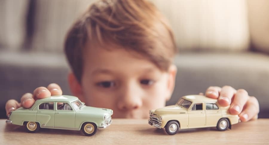 niño jugando con carritos