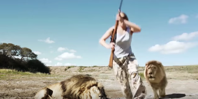 Video de león que ataca a pareja cazadores en Sudáfrica