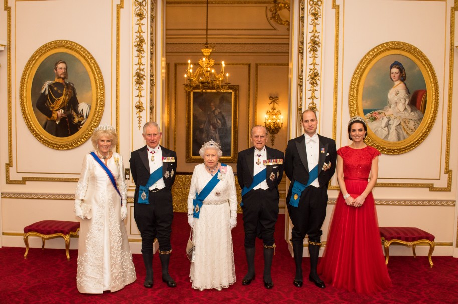 Camilla, Duquesa de Cornwall, Príncipe Carlos, Príncipe de Wales, Reina Isabel II, Príncipe Philip, Duque de Edinburgh, Príncipe William, Duque de Cambridge y Kate Middleton, Duquesa de Cambridge