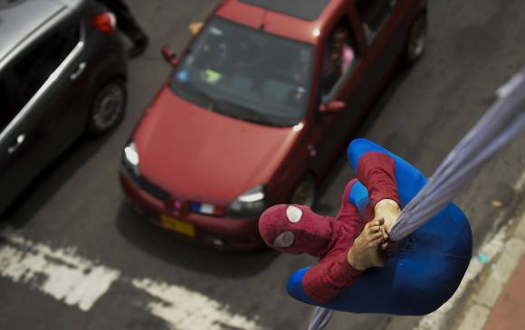 SpiderMan jalanan di Bogota (foto: AFP)