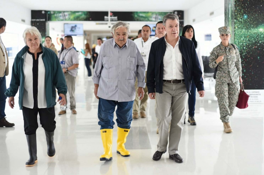 Resultado de imagen para pepe mujica y la entrega de armas la paz en colombia