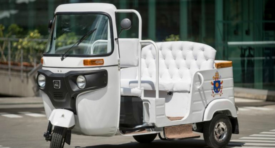 Motocarro del papa en Medellín.