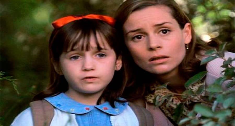 Así luce la señorita Miel de la película Matilda