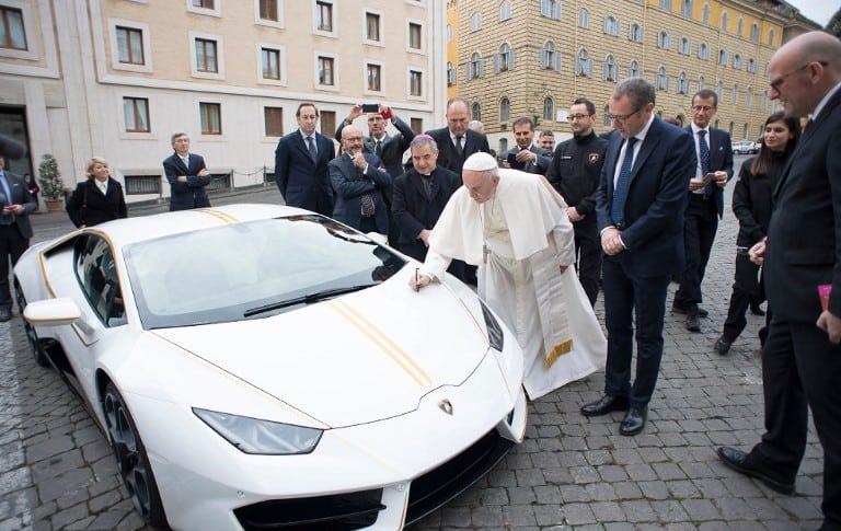 Regalan un Lamborghini al papa Francisco
