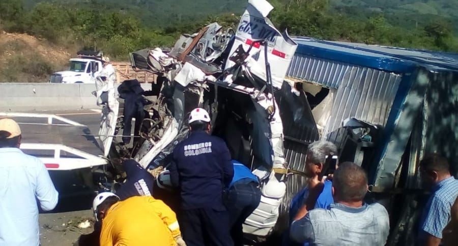 Video y relato de la magnitud del accidente en vía Guaduas-Puerto ...