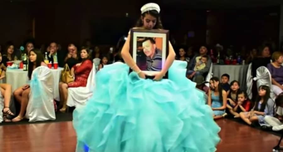 Joven baila con foto de su papá fallecido: video