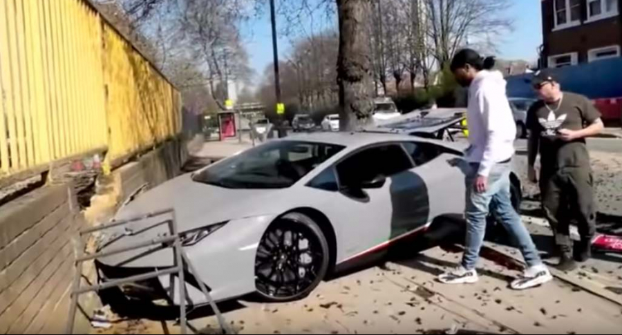 Hombre estrella un Lamborghini, en Londres, video viral