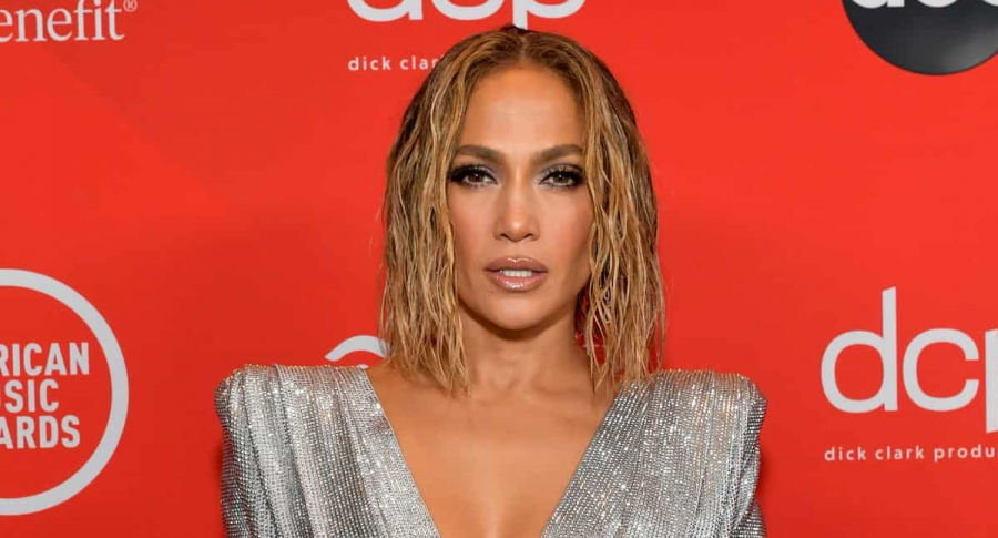 Jennifer Lopez se desnudó para la portada de su nuevo disco